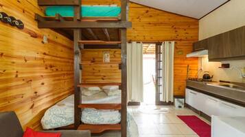 Chalet, 1 cama matrimonial | Área de sala de estar | Televisión