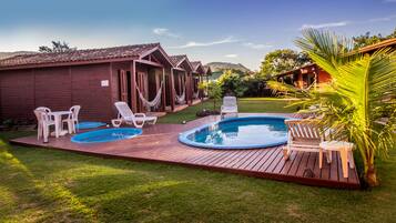 Alberca al aire libre y camastros