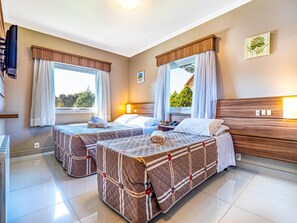 Quarto triplo | Frigobar, cofres nos quartos, escrivaninha, cortinas blackout