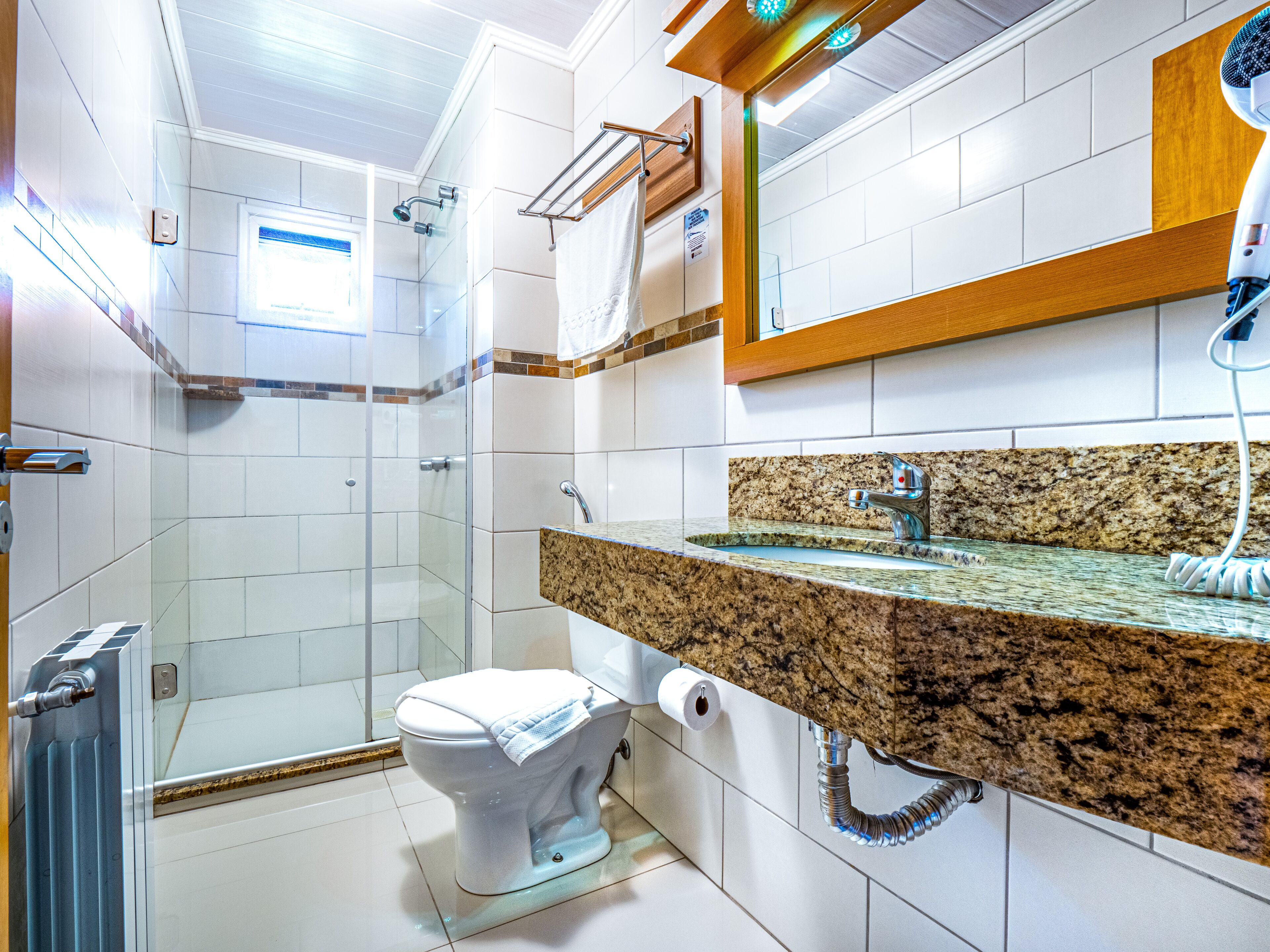 Ein modernes Badezimmer mit Dusche, Toilette und Waschbecken.