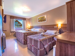 Quadruple Room | Minibar, in-room safe, desk, blackout drapes - Hotel Fioreze Quero Quero (Gramado)