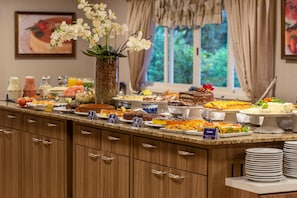 包含每日自助早餐