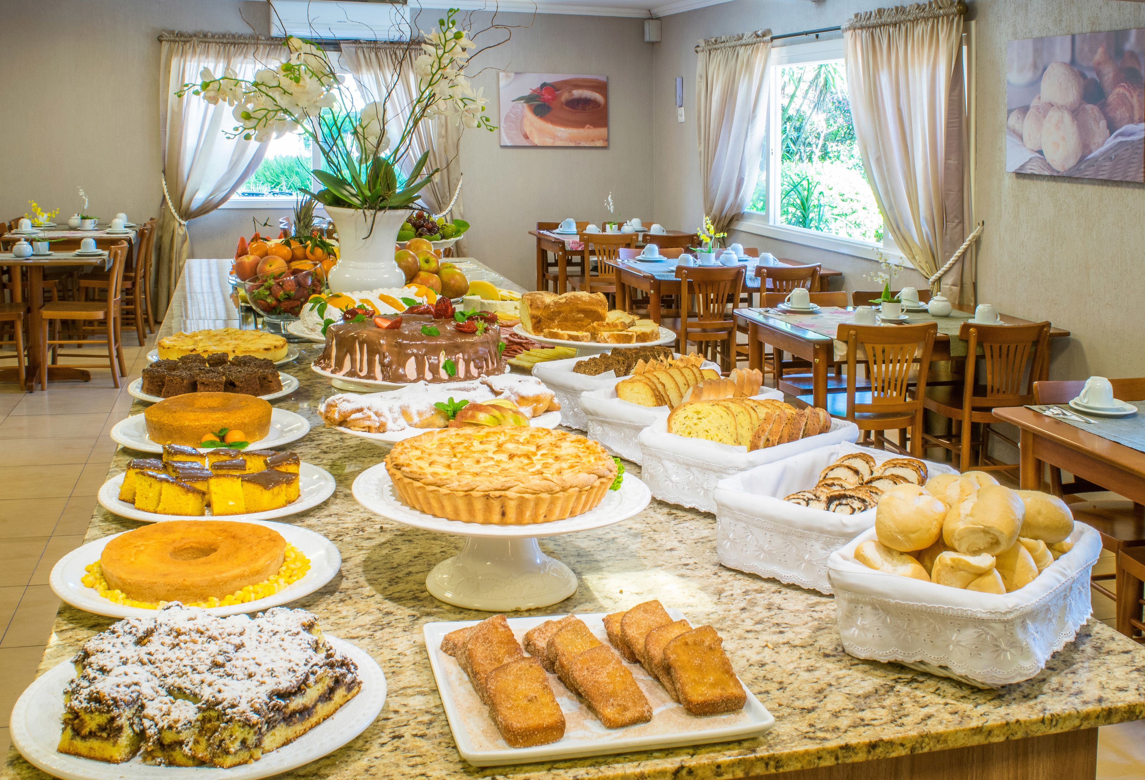 Café da manhã com buffet grátis todos os dias