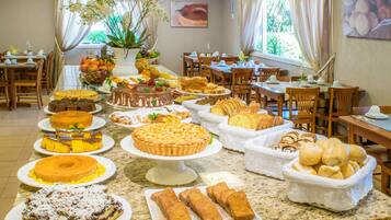Café da manhã com buffet grátis todos os dias