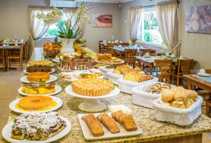 Free daily buffet breakfast