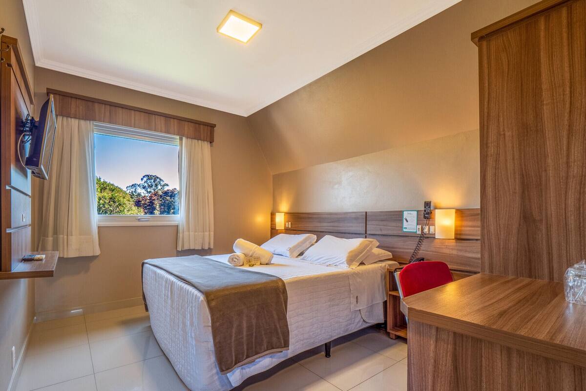 Frigobar, cofres nos quartos, escrivaninha, cortinas blackout