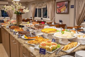 Café da manhã com buffet grátis todos os dias