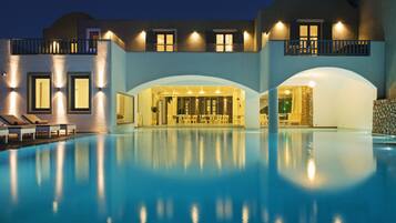 Seasonal outdoor pool, open 8:00 AM to 6:00 PM, pool umbrellas