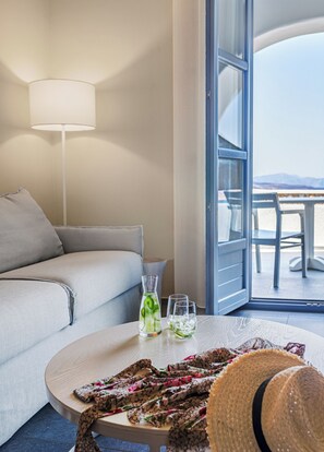 Sengetøy av topp kvalitet, minibar og safe på rommet