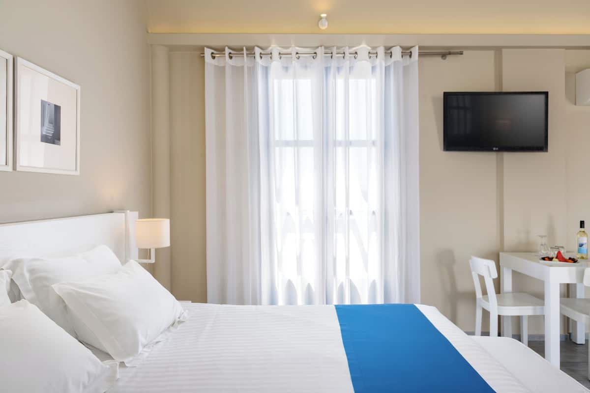 Junior Suite, Hot Tub | Hypo-allergenic bedding, minibar, in-room safe, individually decorated