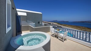 Un balcón con hidromasaje, mobiliario exterior y vista al mar.