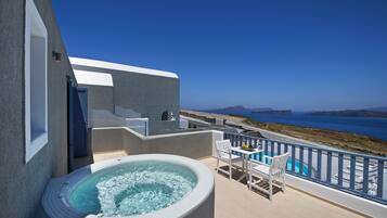 Deluxe Suite with Hot Tub | Literie de qualité supérieure, minibar, coffres-forts dans les chambres