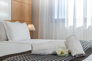 Triple Room | Minibar, in-room safe, desk, free WiFi - Exe Campus (Cerdanyola del Valles)