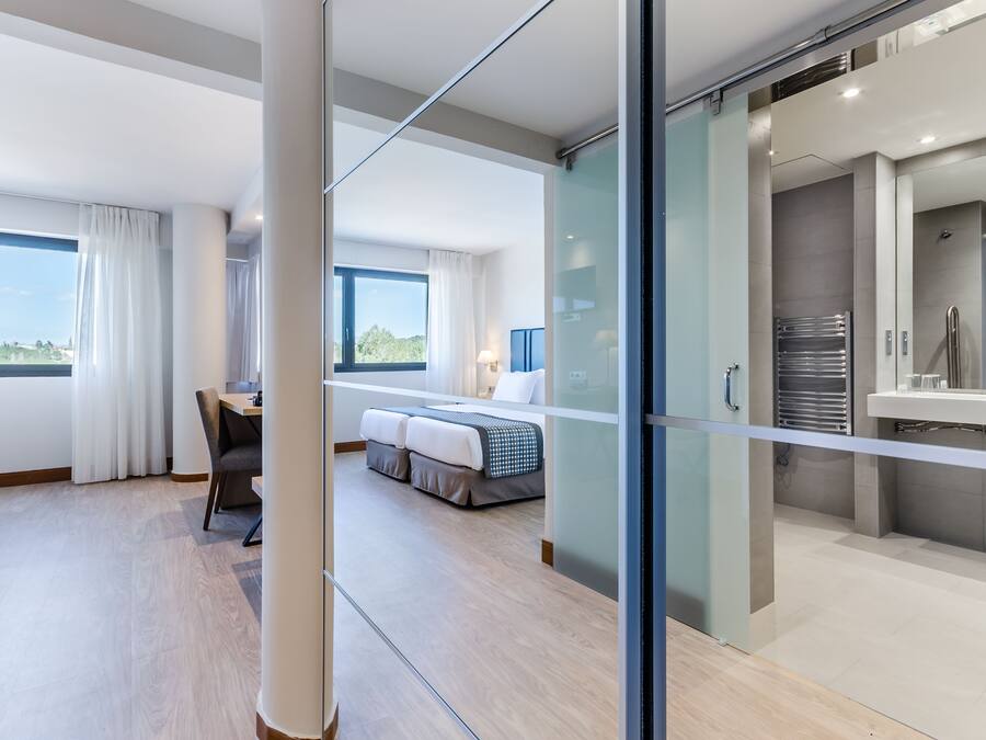 Minibar, caja de seguridad en la habitación, escritorio y wifi gratis