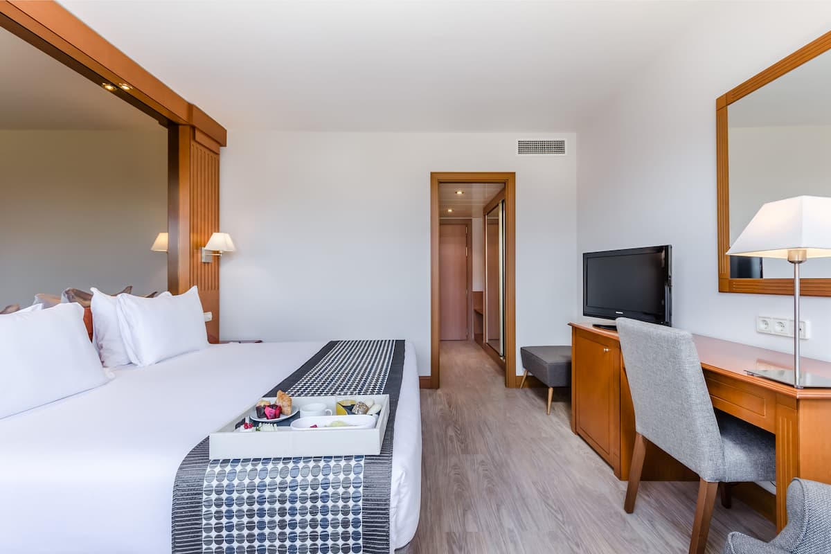 Minibar, coffres-forts dans les chambres, bureau, Wi-Fi gratuit