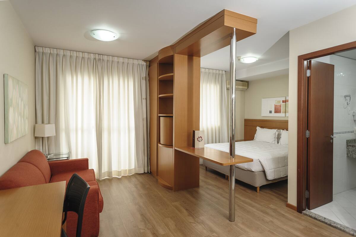 Minibar, Zimmersafe, Schreibtisch, kostenloses WLAN