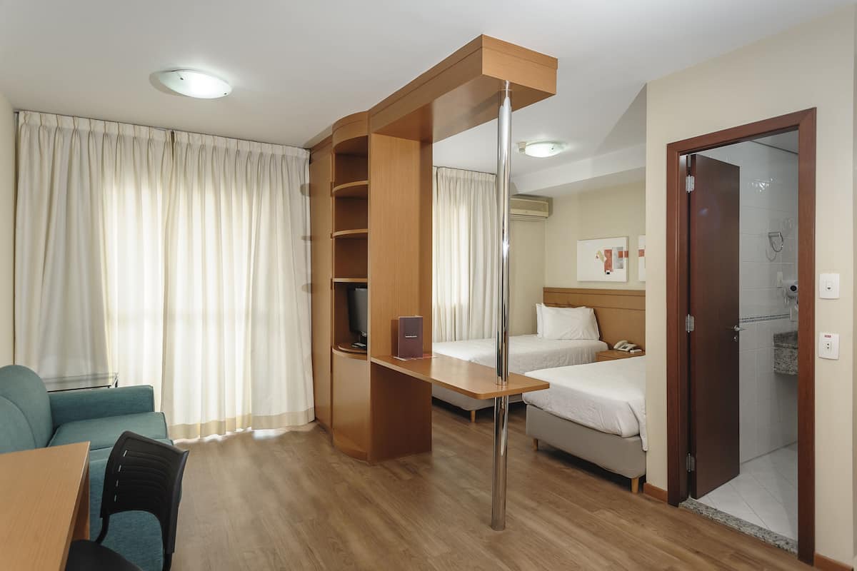 Minibar, Zimmersafe, Schreibtisch, kostenloses WLAN
