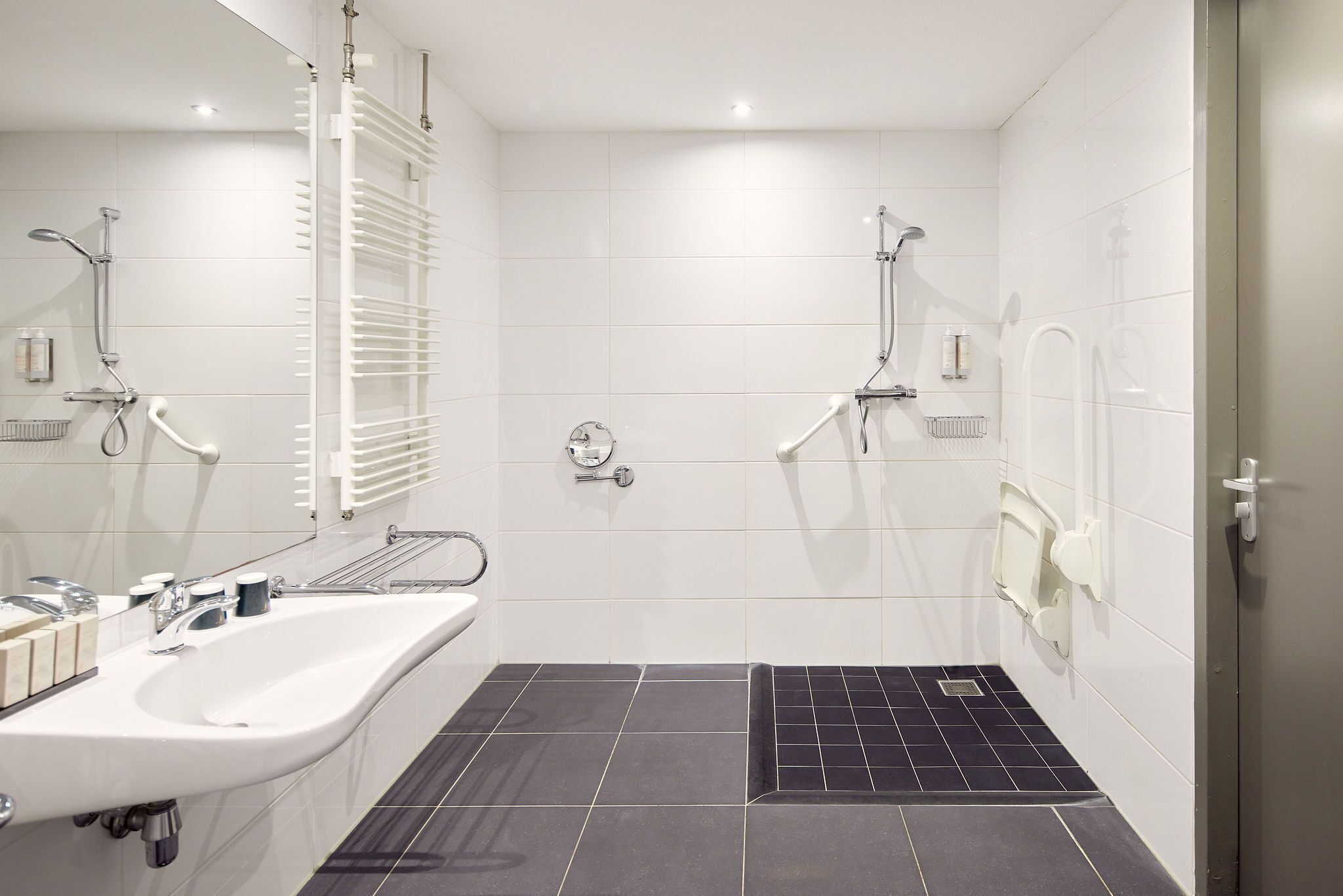 comfort double room, accessible, terrace | bathroom | free toiletries, hair dryer, towels