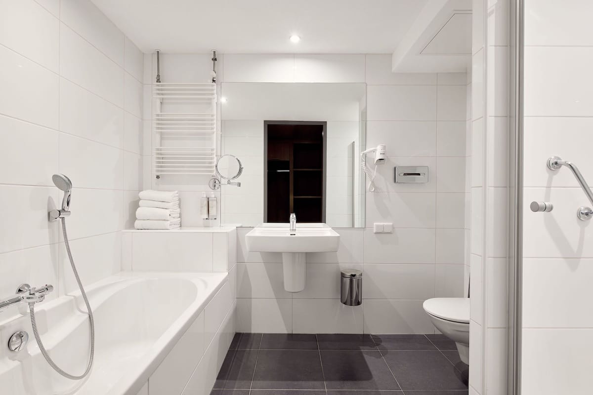 comfort double room | bathroom | free toiletries, hair dryer, towels