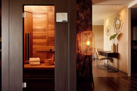 Suite | Baño | Artículos de higiene personal gratuitos, secador de pelo y toallas. Van der Valk Hotel Drachten