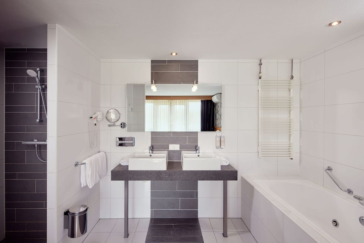 apartment | bathroom | free toiletries, hair dryer, towels