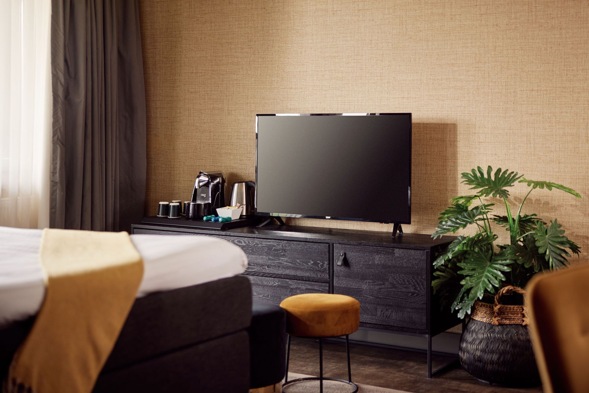 suite | living area | flat-screen tv