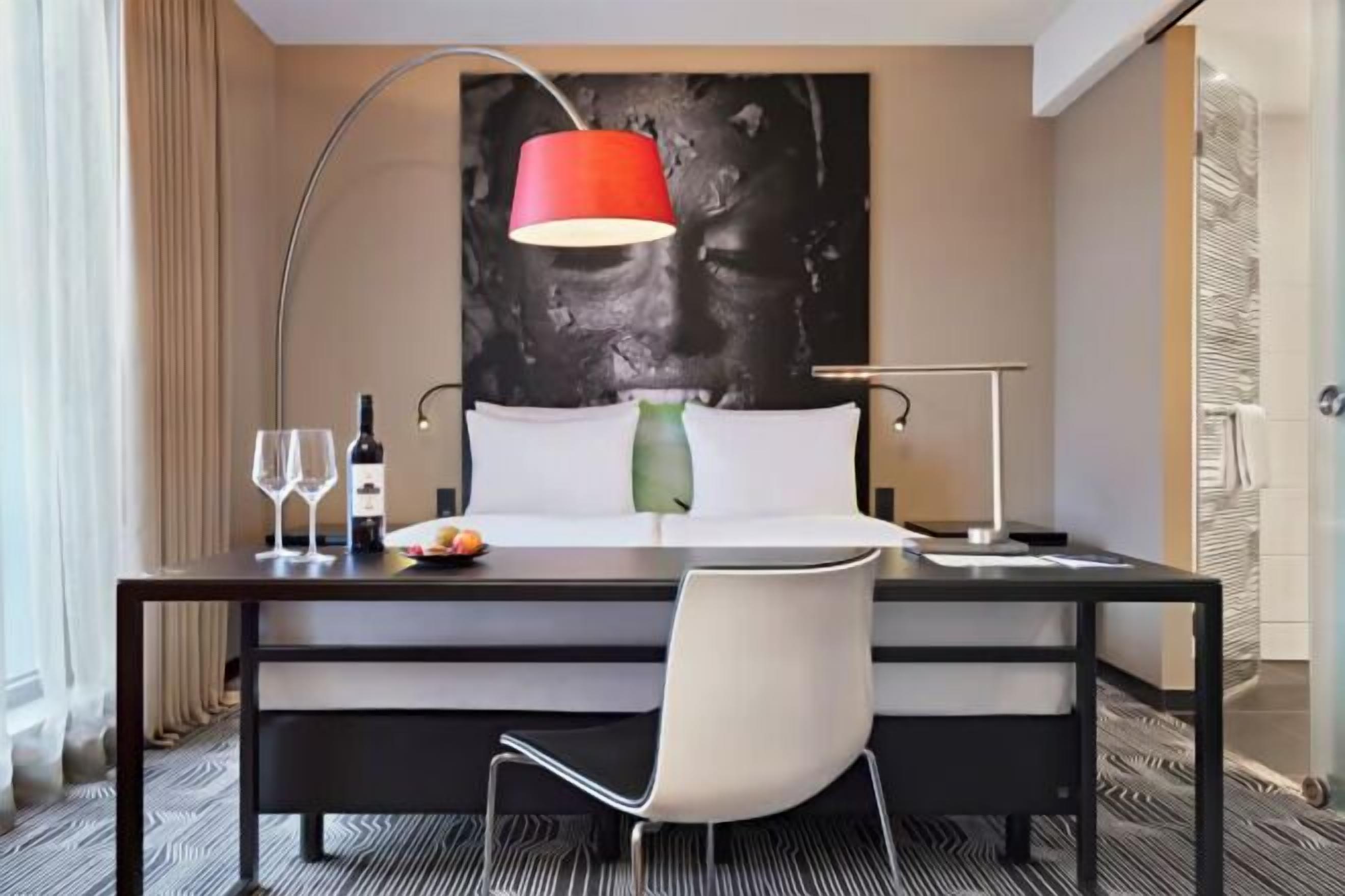 Allergitestet sengetøy, skrivebord og blendingsgardiner