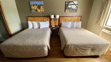 Habitación básica, 2 camas Queen size | Escritorio, wifi gratis, ropa de cama y despertador