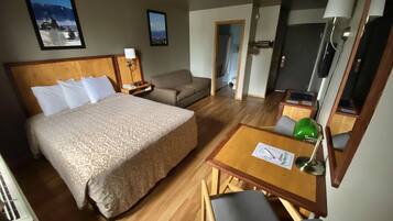 Basic-herbergi - 1 meðalstórt tvíbreitt rúm | Skrifborð, ókeypis þráðlaus nettenging, rúmföt, vekjaraklukkur