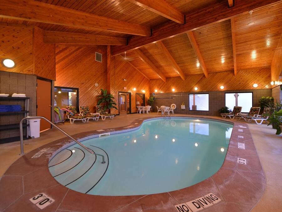 Una piscina cubierta, tumbonas