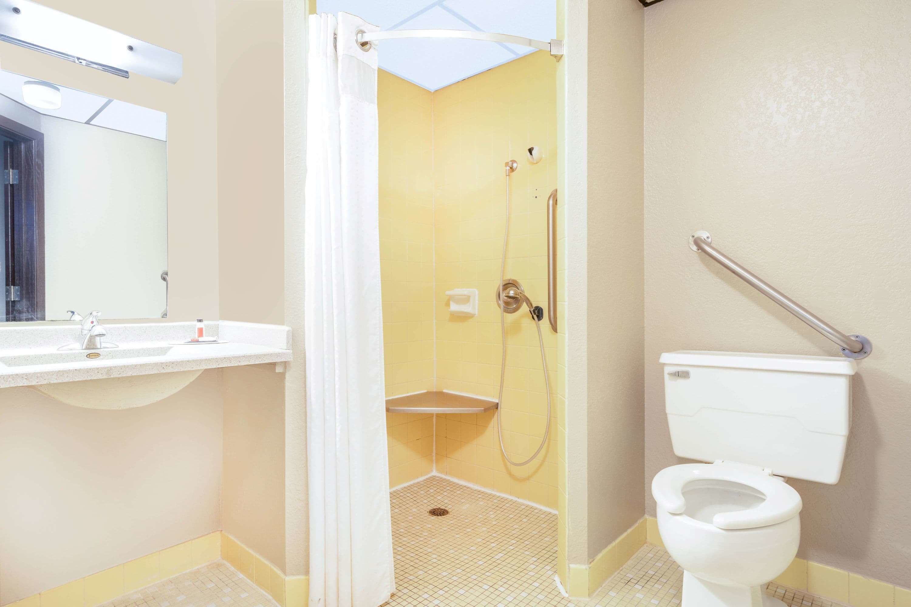 Un baño con ducha, inodoro y lavamanos.