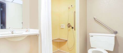 Un baño con ducha, inodoro y lavamanos.