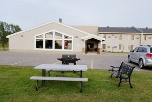 BBQ/picnic area - Super 8 by Wyndham Glenwood (Glenwood)