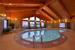Indoor pool, sun loungers - Super 8 by Wyndham Glenwood (Glenwood)