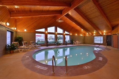 Una piscina techada, sillones reclinables de piscina. Super 8 by Wyndham Glenwood