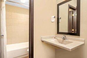 Combined shower/bathtub, rainfall showerhead, free toiletries - Super 8 by Wyndham Glenwood (Glenwood)