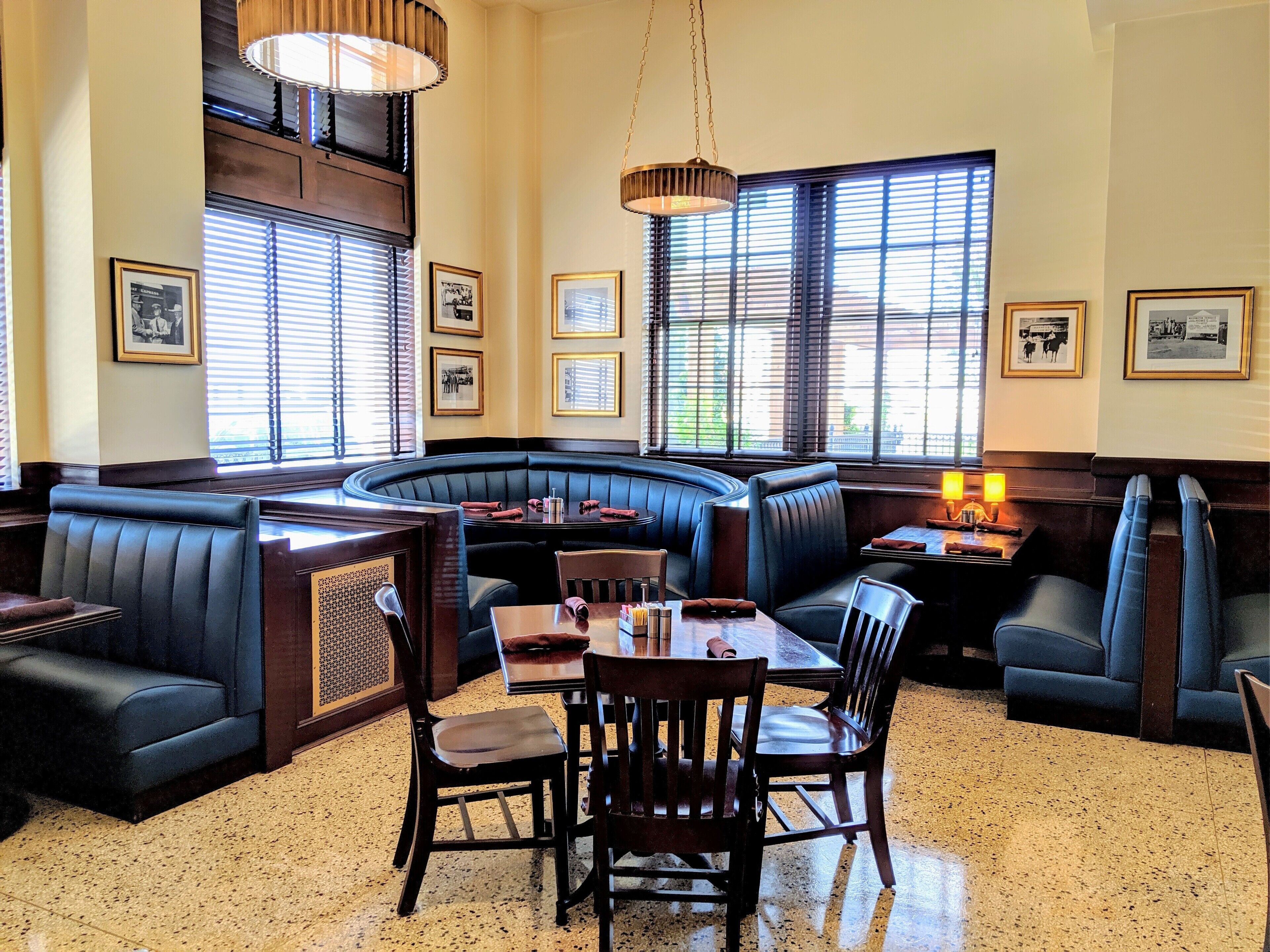 Serveert ontbijt, lunch, diner, Amerikaanse gerechten 