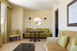 42-inch flat-screen TV with satellite channels, TV, iPod dock - Hotel Settles (Big Spring)