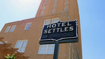 Schild für das Hotel Settles, das Klimaanlage anzeigt.