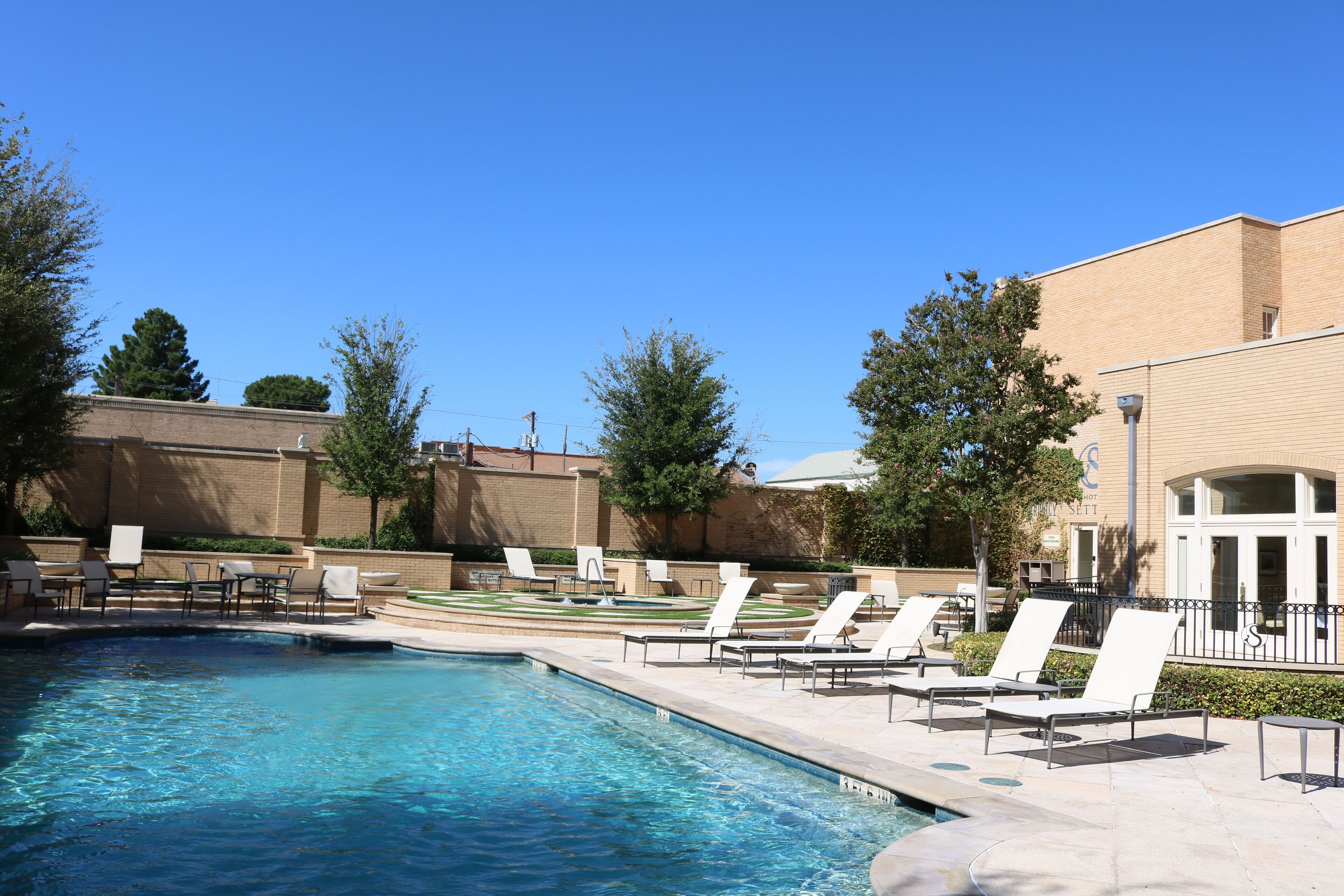 outdoor pool, open 8:00 am to 10:00 pm, pool cabanas (surcharge)