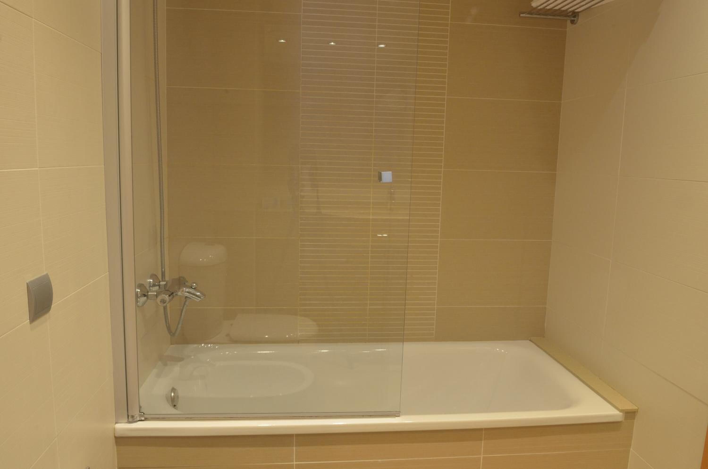 hydromassage showerhead, free toiletries, hair dryer, bidet