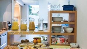 Un bufé de desayuno con diversas opciones de comida y bebidas.