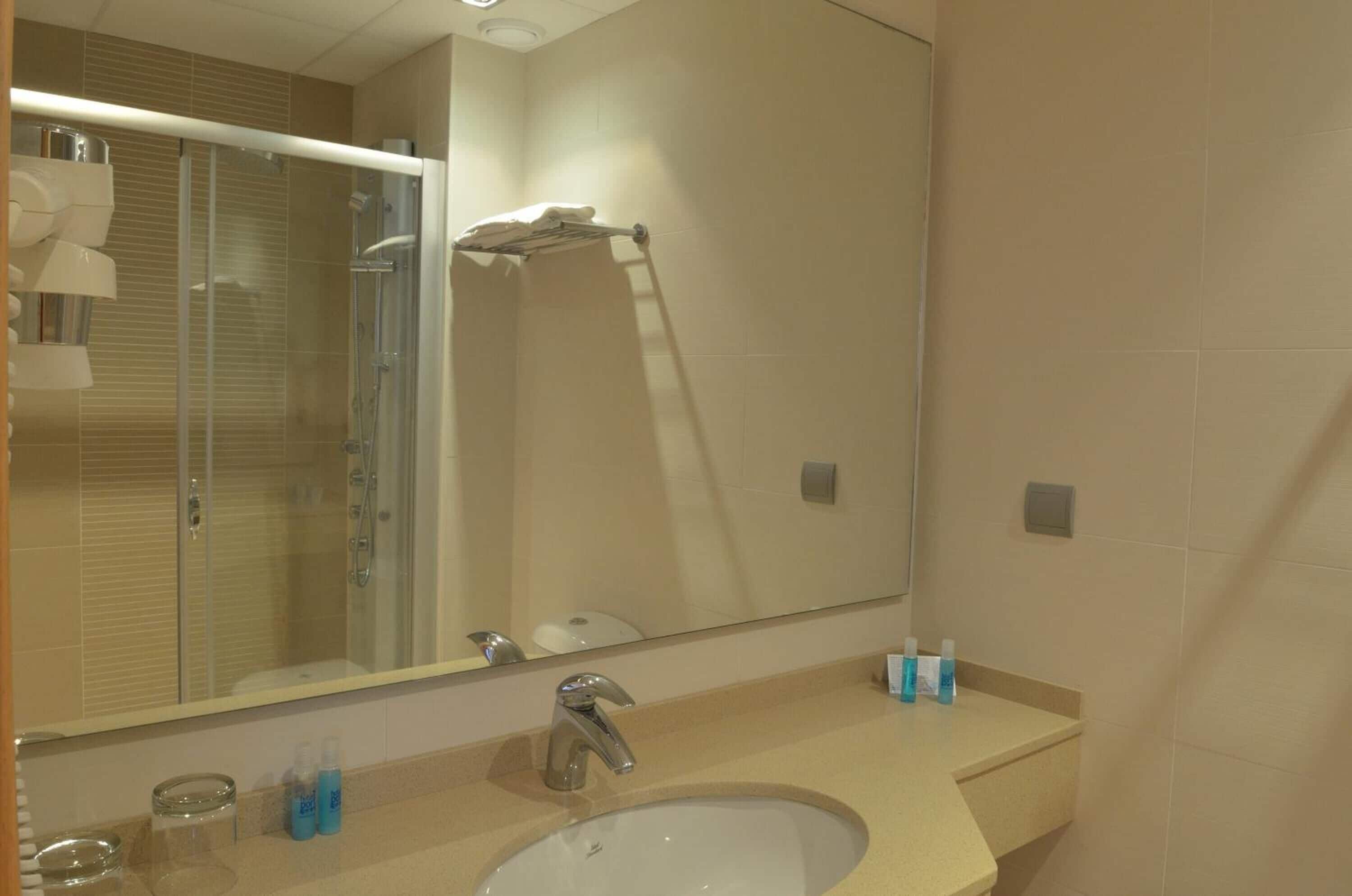 hydromassage showerhead, free toiletries, hair dryer, bidet