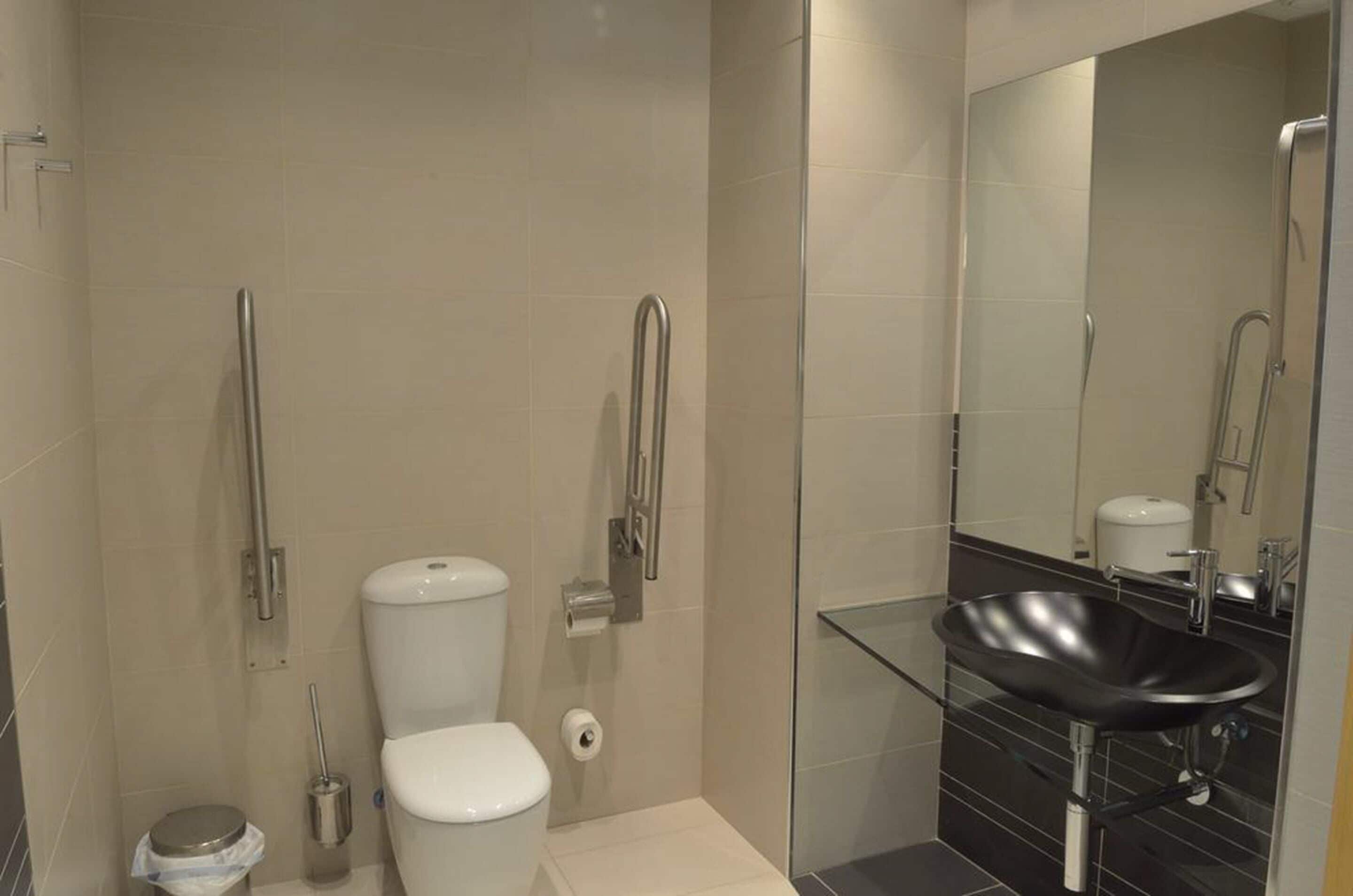 hydromassage showerhead, free toiletries, hair dryer, bidet