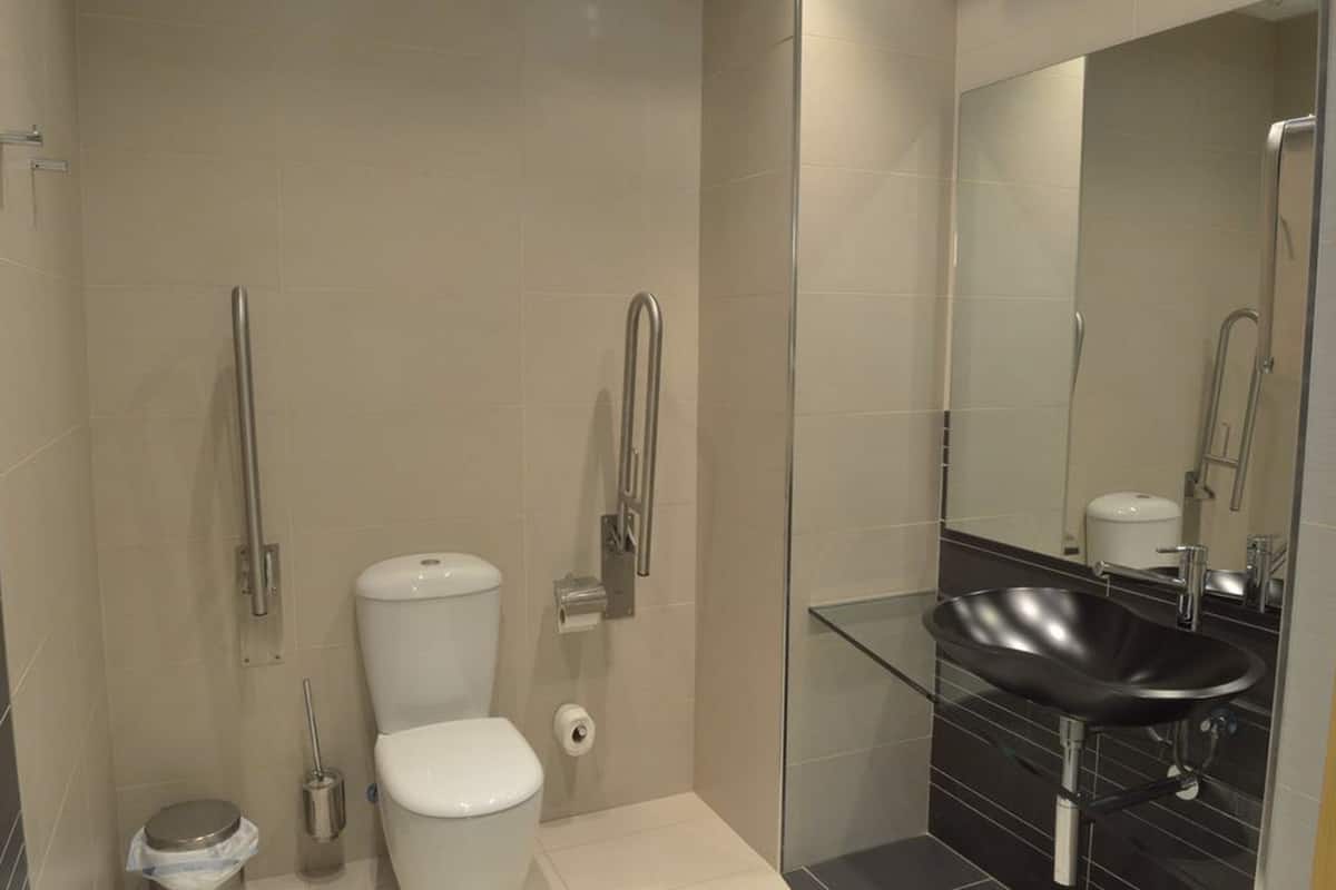 hydromassage showerhead, free toiletries, hair dryer, bidet