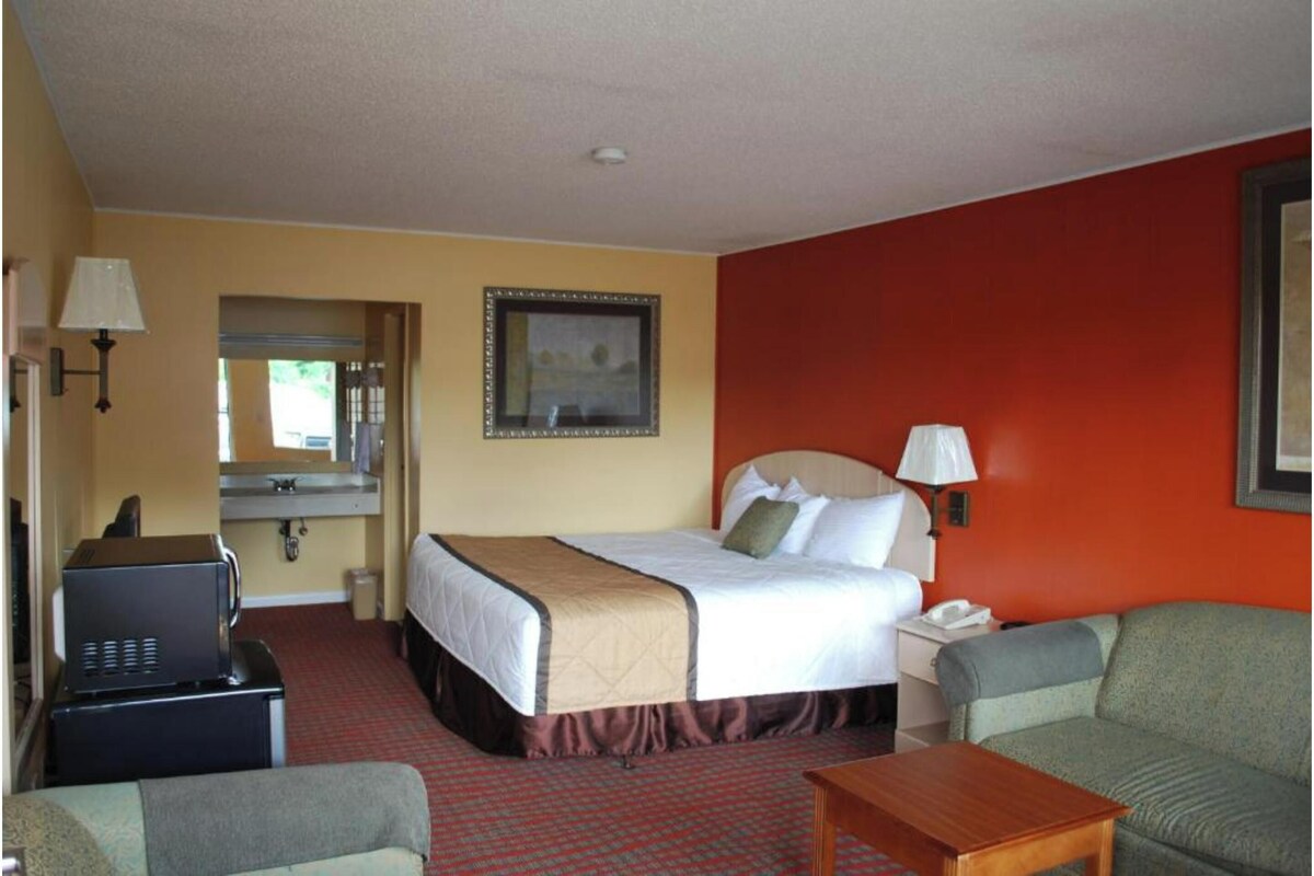 King Bed Non-Smoking | Desk, iron/ironing board (on request), WiFi (free), alarm clocks