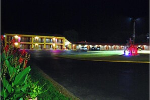 Exterior - Duffy's Motel (Calhoun)
