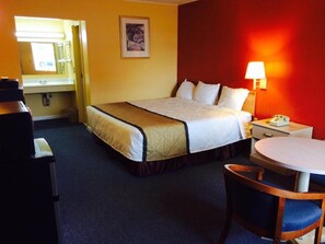 King Bed Non-Smoking | Desk, iron/ironing board (on request), WiFi (free), alarm clocks - Duffy's Motel (Calhoun)