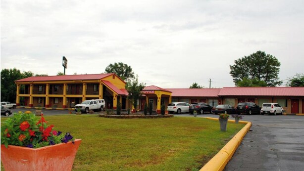 Unclassified image, 1 of 13, button - Duffy's Motel (Calhoun)