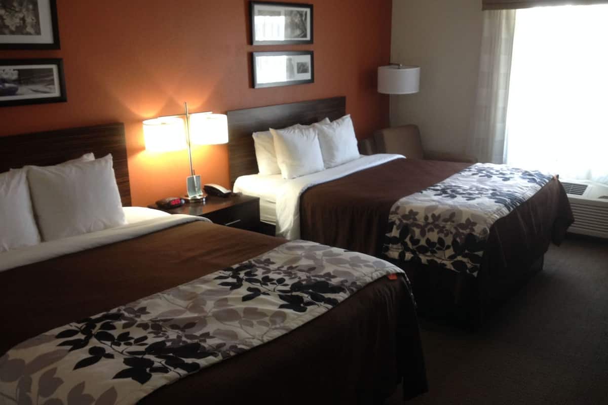 Hochwertige Bettwaren, Schreibtisch, schallisolierte Zimmer